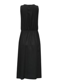 Vestido negro sin mangas con cintura ajustada y falda fluida. Tela suave, de largo hasta la rodilla, con cuello redondo y sin adornos visibles.