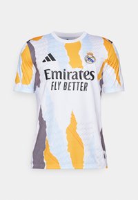 Maglia da calcio bianca con motivi astratti in arancione, blu e grigio. Presenta il logo "Emirates Fly Better" e le strisce Adidas sulle maniche.