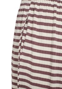 Stribede bukser i cream og mauve, lavet af et tekstureret strikkemateriale, med elastisk talje og sidelommer.