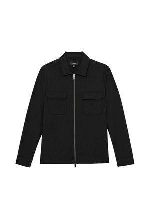 Giacca nera a manica lunga con zip, colletto e due tasche frontali con pattine, stesa su uno sfondo bianco.