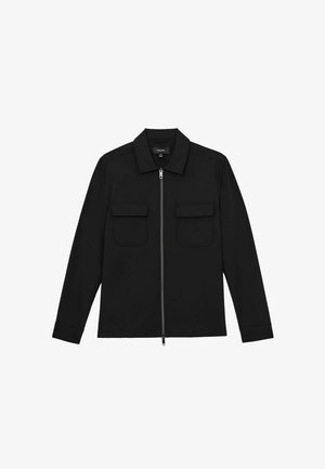 Musta pitkähihoinen vetoketjutakki, jossa on kaulus ja kaksi etutaskua läpällä, aseteltuna tasaisesti valkoiselle taustalle.