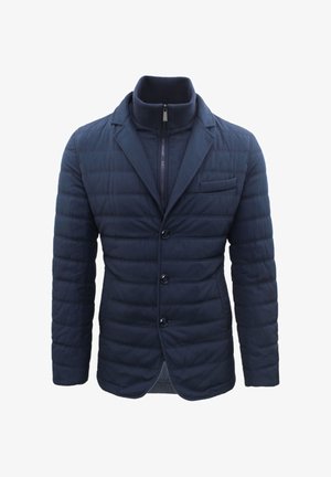 Giacca trapuntata blu navy con colletto alto, chiusura frontale con zip e tre bottoni, caratterizzata da un design elegante e su misura con dettagli minimi.
