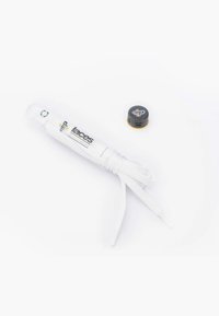 Lacci bianchi in un contenitore cilindrico trasparente con un tappo nero. Le etichette includono il marchio e le informazioni sul prodotto.