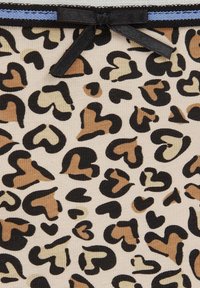 Tkanina z leopardjim vzorom v bež barvi z velikimi črnimi in rjavimi srčkami. Ima črno pentljo na vrhu z svetlo modrim poudarkom.