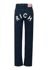 Jeans in denim blu scuro con grandi lettere bianche che formano la parola "RICH" sulle tasche posteriori. Design a gamba dritta con un'etichetta rosa in vita.