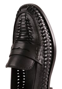 Μαύρο ανδρικό μοκασίνι από δέρμα με πλεγμένες λεπτομέρειες στη μύτη και τις πλευρές, με ένα λείο λουράκι πάνω από το πέλμα.