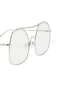 Srebrna metalowa oprawa okularów z przezroczystymi kwadratowymi soczewkami i regulowanymi noskami, przedstawiona z bliskiego kąta na białym tle.