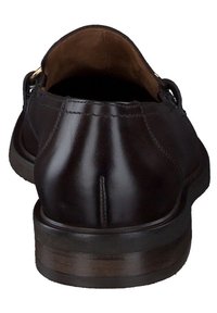 Zapatos de hombre de cuero marrón con acabado suave, tacón semicircular y costuras en contraste. Acentos de herrajes de latón en los laterales.