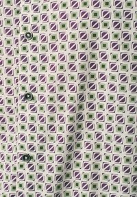 Korte mouw shirt van lichtgewicht stof, met een geometrisch patroon van groene en paarse vierkanten op een witte achtergrond; met knoopdetails.