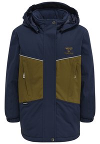 Marineblau und olivgrüner Kapuzenjacke mit einem Reißverschluss vorne, zwei Seitentaschen und kontrastierenden Einsätzen. Auf der Brust befindet sich ein Logo und sie hat ein weiches Futter.