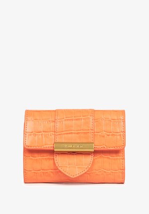 Petit portefeuille orange avec texture crocodile, rabat avant et fermoir rectangulaire en or gravé du nom de la marque.