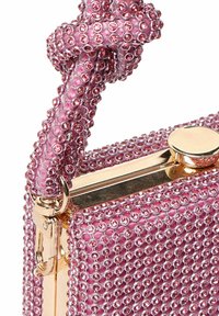 Borsa a mano rosa impreziosita con una superficie texturizzata coperta da piccole perline, dotata di una chiusura in metallo dorato e di una tracolla annodata.