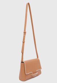 Tan læder crossbody taske med en flad rektangulær form, hvid syning som accent langs klappen, justerbar rem og minimalistisk design.