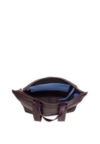 Borsa tote in pelle di un profondo bordeaux con chiusura a zip. L'interno presenta compartimenti blu e neri, inclusa una piccola tasca con zip e tasche a scomparsa.
