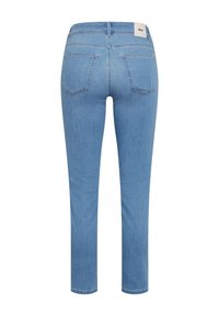 Jean en denim bleu clair avec coupe slim, deux poches arrière et une étiquette blanche « Brax » sur la ceinture, vu de dos.