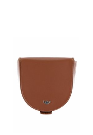 Bolso bandolera de cuero marrón semicírculo con un pequeño emblema negro y plateado centrado cerca de la parte inferior sobre fondo blanco.