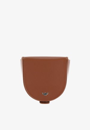 Sac bandoulière en cuir marron semi-circulaire avec un petit emblème noir et argent centré près du bas sur un fond blanc.