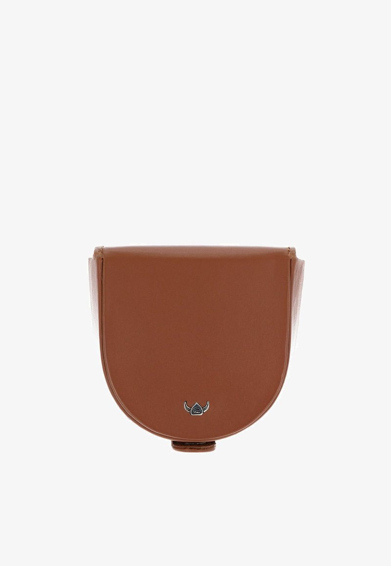 Sac bandoulière en cuir marron semi-circulaire avec un petit emblème noir et argent centré près du bas sur un fond blanc.