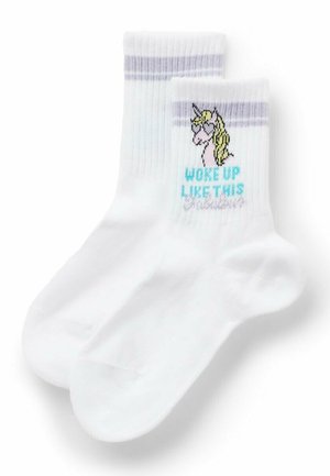 Weiße Sportsocken mit lila Streifen, mit einem Einhornkopf und dem Text "WOKE UP LIKE THIS" in Blau und Grau.