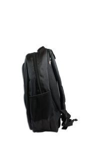 Sac à dos noir avec une surface texturée, compartiment principal zippé, poche latérale en mesh et bretelles réglables. Dispose d'une petite étiquette décorative.