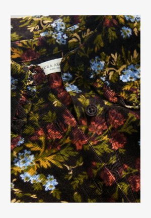 Nööridega kavere linane kangas, millel on mitmevärviline lillemuster roheliste, siniste, punaste ja kollaste toonide kombinatsioonis, nähtava nööbi ja silditekstiga.