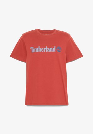 Czerwona bawełniana koszulka z krótkim rękawem, z logo "Timberland" w jasnoniebieskim kolorze oraz grafiką drzewa. Standardowy okrągły dekolt, luźny krój.