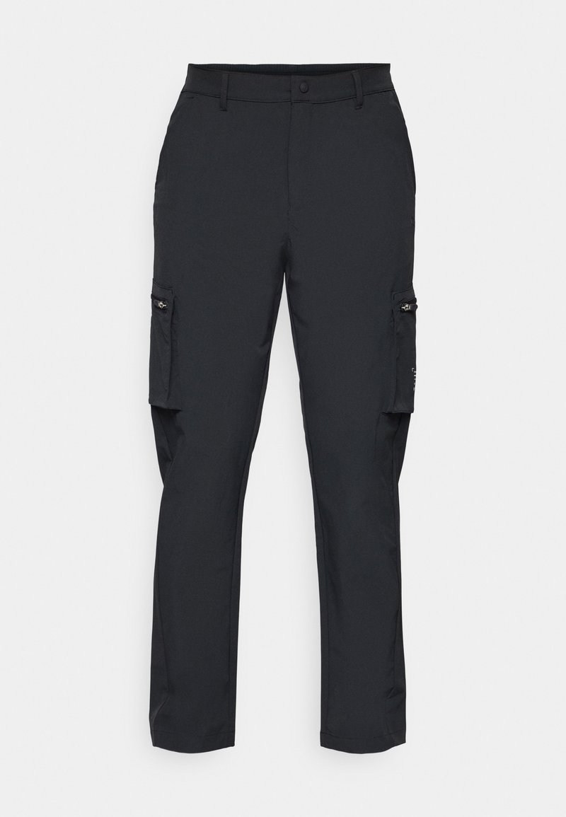 Pantalons cargo noirs avec une texture lisse, dotés de poches latérales et d'une fermeture à boutons. Le design est ajusté à la cheville.