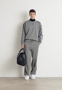 HUGO DISHORTE - Verryttelyhousut - open grey