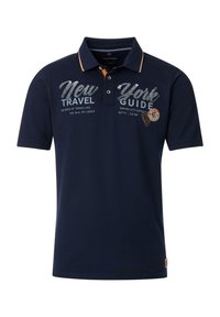 Marine poloshirt met oranje accenten, voorzien van grafische tekst "New York Guide" en een kompaslogo. Gemaakt van gladde, ademende stof.