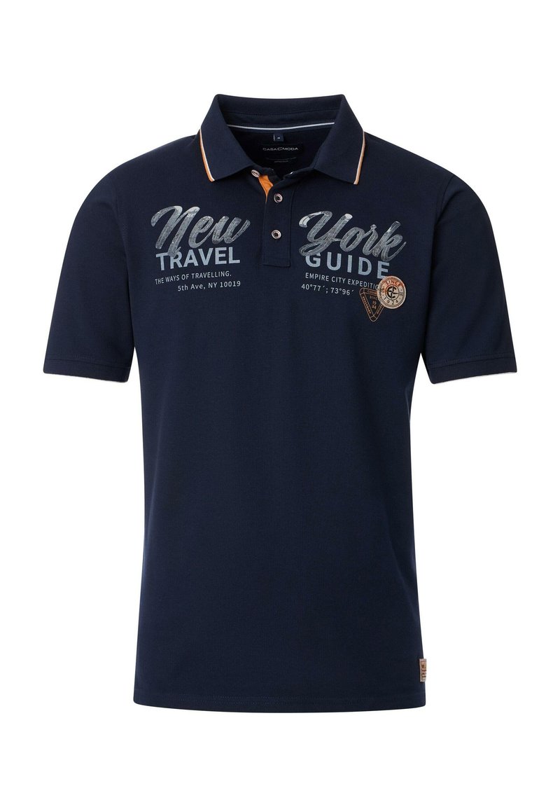 Marine poloshirt met oranje accenten, voorzien van grafische tekst "New York Guide" en een kompaslogo. Gemaakt van gladde, ademende stof.