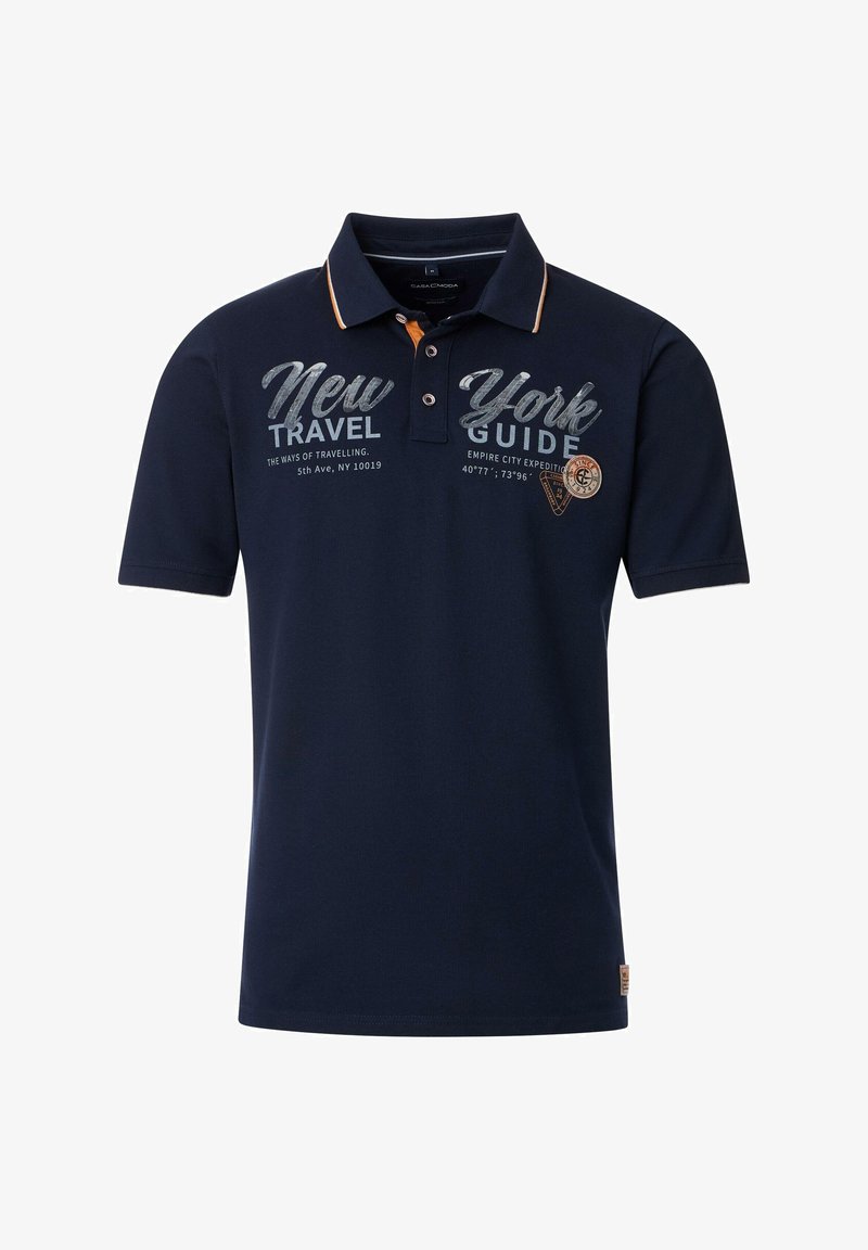 Marine poloshirt met oranje accenten, voorzien van grafische tekst "New York Guide" en een kompaslogo. Gemaakt van gladde, ademende stof.