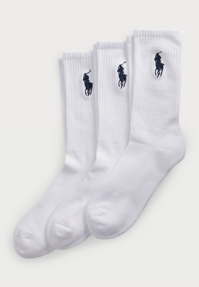 Calcetines de algodón blancos con textura acanalada, bordes acabados y un logo de polo bordado en azul marino. Paquete de tres pares.