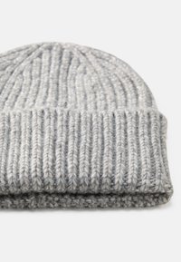 Beanie gri tricotat cu o textură în dungi și manșetă pliată. Fabricat din fire groase, are un aspect moale și cald.