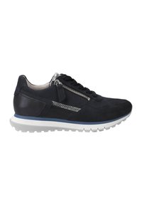 Baskets en suédine et cuir noir avec un design à lacets, détail de fermeture éclair en argent, semelle blanche et accent bleu sur la semelle intermédiaire.
