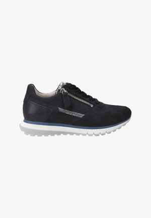 Zapatillas de ante y cuero negro con diseño de cordones, detalle de cremallera plateada, suela blanca y acento azul en la entresuela.