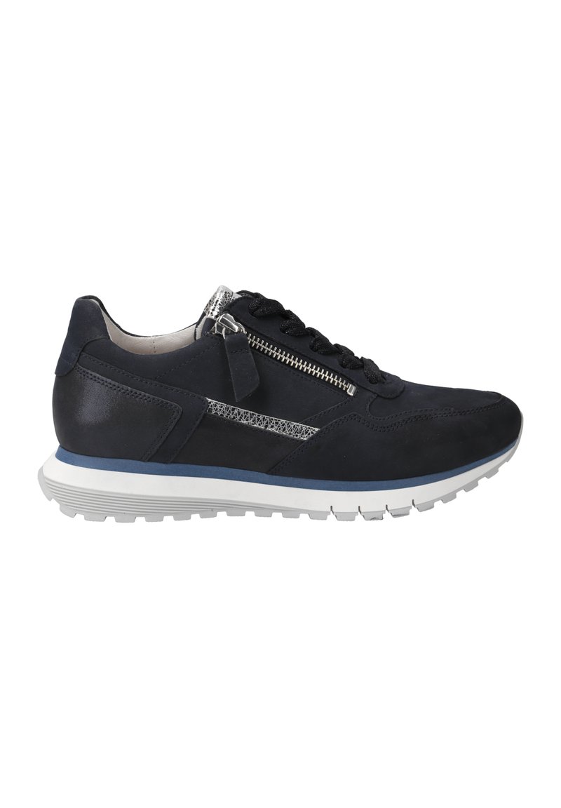 Baskets en suédine et cuir noir avec un design à lacets, détail de fermeture éclair en argent, semelle blanche et accent bleu sur la semelle intermédiaire.