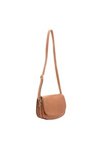 Borsa a tracolla in pelle marrone con patta curva, tracolla regolabile e cuciture sottili, caratterizzata da un design compatto e rettangolare.