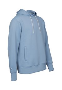 Ljusblå hoodie i mjukt tyg, med en framtida ficka, vita snörningar och manschetter med logodetalj.