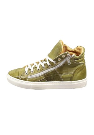 Sneaker alta verde oliva con lacci bianchi, zip laterale, collo imbottito e suola in gomma bianca.