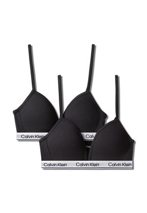Trzy czarne trójkątne biustonosze Calvin Klein z cienkimi ramiączkami i białymi elastycznymi taśmami z nazwą marki.