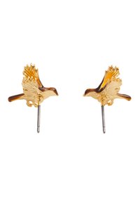 Boucles d'oreilles en forme d'oiseau de couleur or avec des détails complexes de plumes, comprenant un accent marron foncé et une tige argentée pour l'attache.