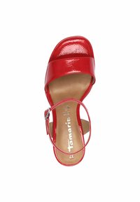 Röd patentläder sandal med ett brett band över tån och ett smalt ankelsnöre. Dämpad beige innersula med silverlogotyp.