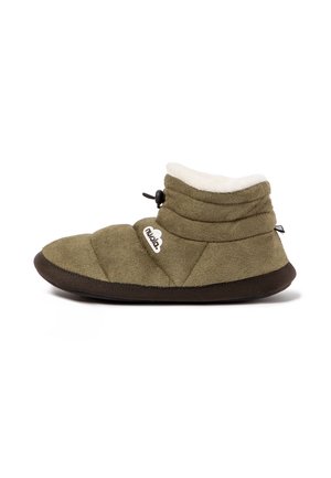 Botín de zapatilla para interiores de color verde oliva suave con suela negra, cordón ajustable y forro de forro polar blanco, parche de marca lateral visible.