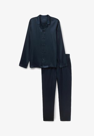 Ensemble de pyjama en satin marine comprenant une chemise à boutons à manches longues et un pantalon assorti. Texture lisse et design à coupe décontractée.