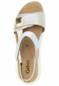 Sandalo con cinturini caratterizzato da dettagli metallici dorati, una combinazione di pelle beige, argento e blu chiaro, con una soletta ammortizzata e suola bianca.