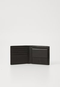 Crni kožni novčanik s otvorenim dizajnom, koji sadrži više utičnica za kartice i središnji prozor za identifikaciju. Glatka tekstura i urezani detalj s logotipom.