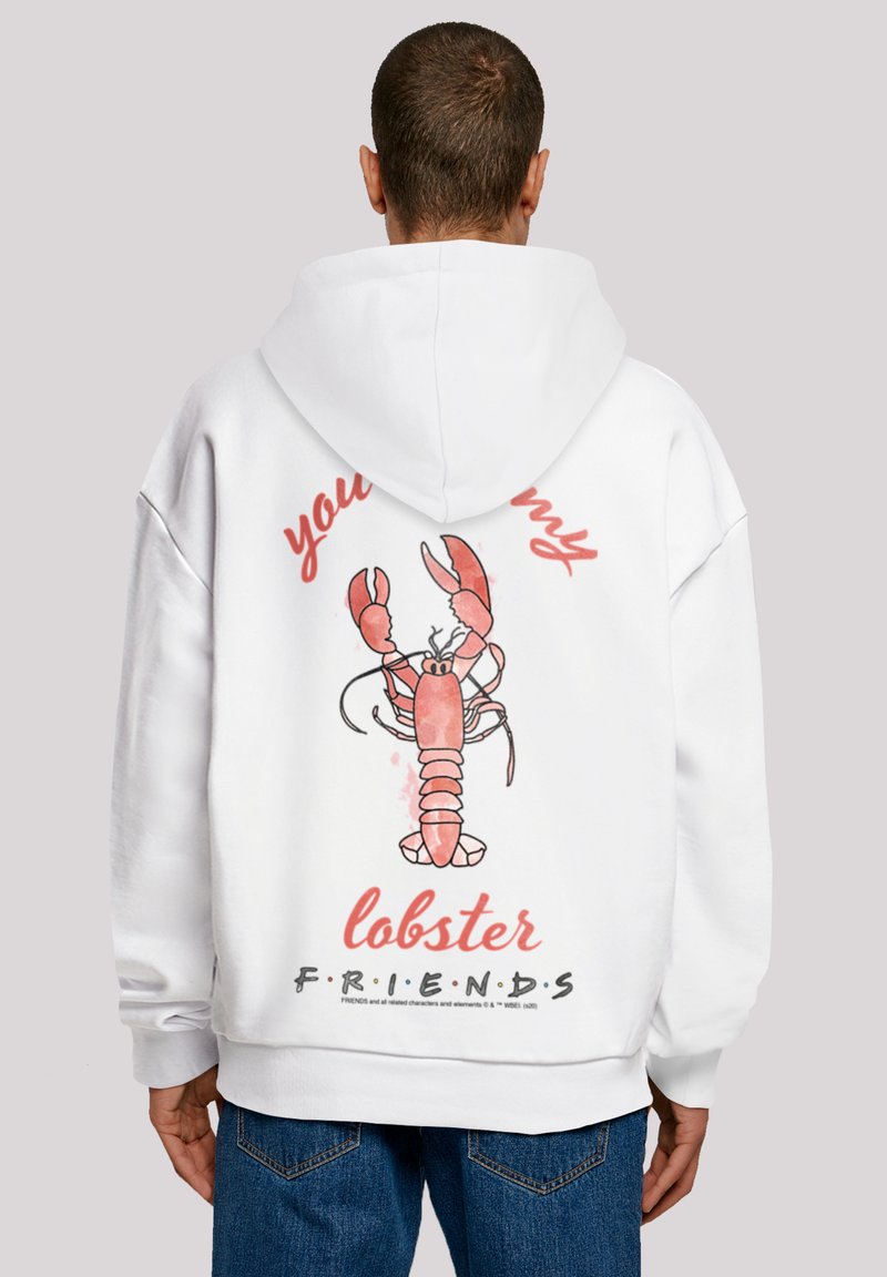 Felpa bianca con una grande grafica di un'aragosta rosa sul retro, accompagnata dal testo "sei la mia aragosta FRIENDS." Presenta un cappuccio con cordino e una vestibilità comoda.