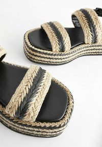 Next Platvormsandaalid - monochrome