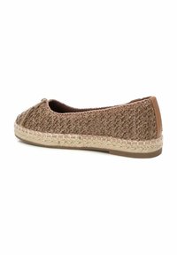 Bailarinas hechas de material marrón tejido con una textura suave, con una suela estilo yute y un pequeño acento de cuero en la parte trasera.