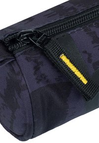 Borsa a sacchetto con motivo nero e viola, dotata di chiusura con zip, superficie texture e un dettaglio ricamato giallo sulla tracolla.